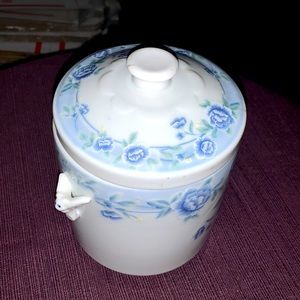 Ceramic double lidded Chinese tea canister.White Jade Porcelain.